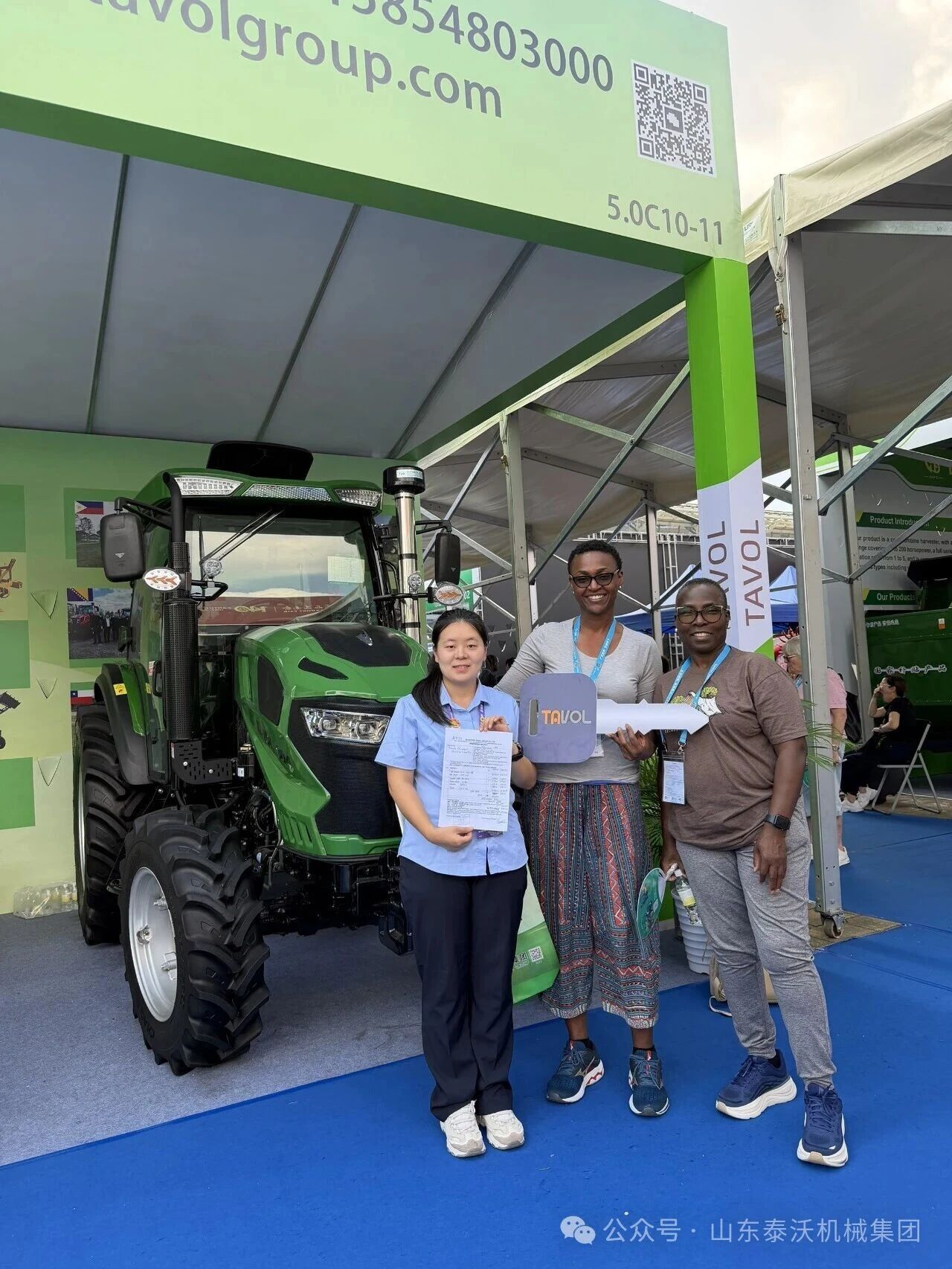 Buyer signing an on-site order with Tavol at the 140th Canton Fair