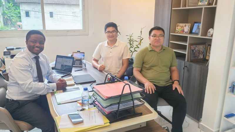 Tavol team meeting customers in office