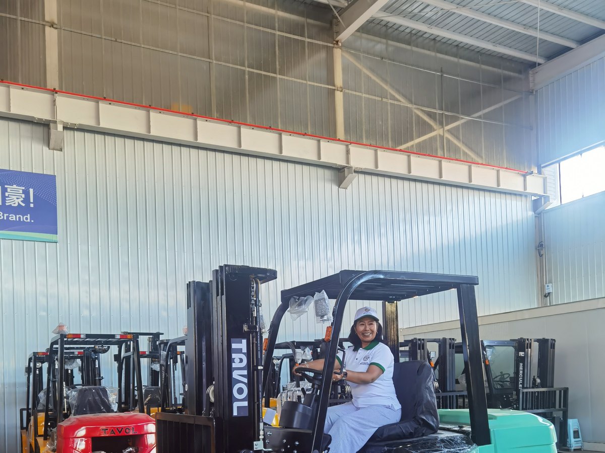 Peruvian dealer taking the seat of a TAVOL 3.0T electric forklift